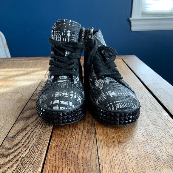 Shoedazzle Playground Print- High tops- Size 8.5 - Picture 2 of 9